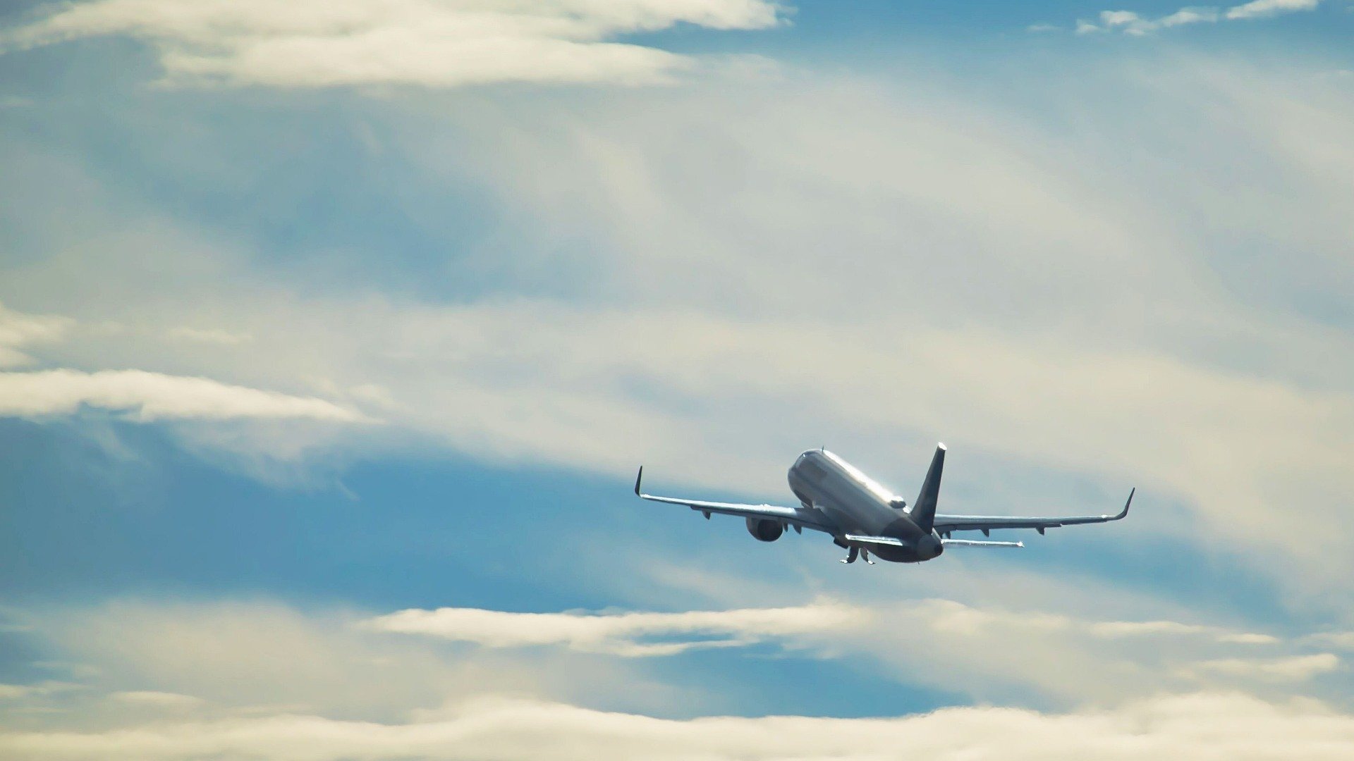空を飛ぶ飛行機